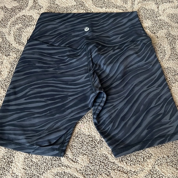 Lululemon biker shorts size 8 - Picture 2 of 3